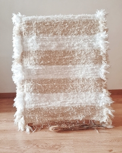 Alfombra de algodón Dafny en colores blanca y cruda, de 110x60 cm, con bordes deshilachados.