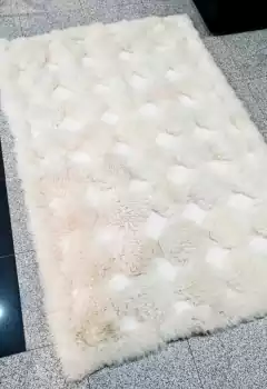 Alfombra de cuero Rafina Rombos en color blanco, con textura suave y diseño de rombos, medida 120x180 cm.