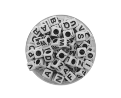 Plastico letras cuenta cuadrada blanco y negro 7 x 7 mm