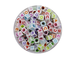 Plastico Letras Vocales Cuenta Cuadrada Colores 6x6 mm