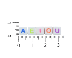 Plastico Letras Vocales Cuenta Cuadrada Blanca Fluor 6x6mm en internet