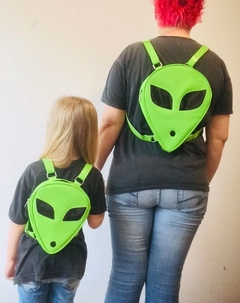 Kit Mochila Adulto e Infantil Alien