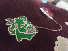 DEKUWOOFF y TODOWAN- PIN metálico con cadena - tienda en línea