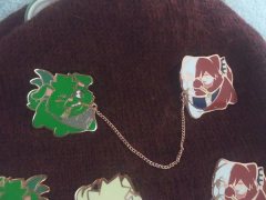 DEKUWOOFF y TODOWAN- PIN metálico con cadena