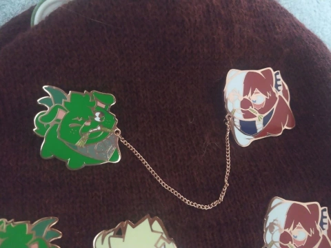 DEKUWOOFF y TODOWAN- PIN metálico con cadena