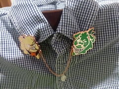 Imagen de BAKUGRRR y DEKUWOOFF- PIN metálico con cadena