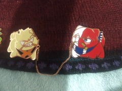 DEKUWOOFF y TODOWAN- PIN metálico con cadena - OrenJuiceArt