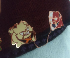 Imagen de DEKUWOOFF y TODOWAN- PIN metálico con cadena