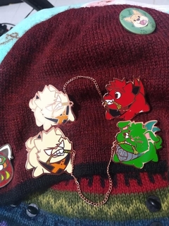 BAKUGRRR y DEKUWOOFF- PIN metálico con cadena - comprar en línea