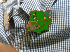 BAKUGRRR y DEKUWOOFF- PIN metálico con cadena - comprar en línea