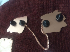 DEKUWOOFF y TODOWAN- PIN metálico con cadena en internet