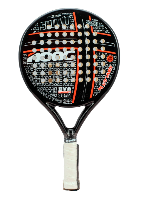 Paleta de pádel Noac Shumi con diseño negro y detalles en rojo y blanco.