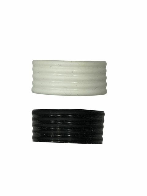 Bandas sujeta grip de goma en colores blanco y negro para raquetas de tenis o pádel.