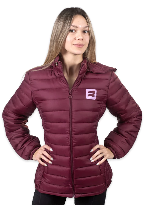 Campera inflable Royal para mujer en color bordó, modelo posando de frente con manos en la cintura. Prenda de abrigo ideal para el invierno.