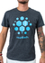 Remera Royal Tech de algodón en color gris oscuro con diseño de hexágonos azules y logo de la marca.