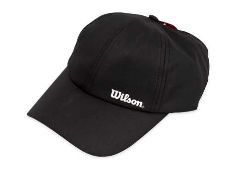 Gorra Wilson Cola de Caballo color negro con logo bordado en blanco, ideal para deportes y uso diario.
