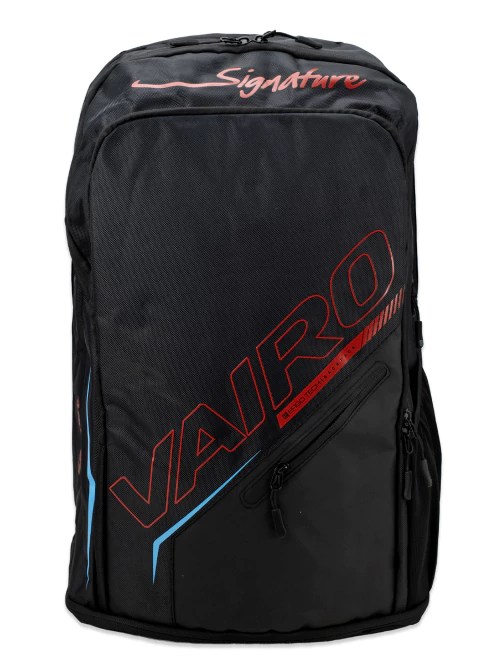Mochila Vairo Signature negra con detalles en rojo y azul, vista frontal mostrando el logo y varios bolsillos con cierre.
