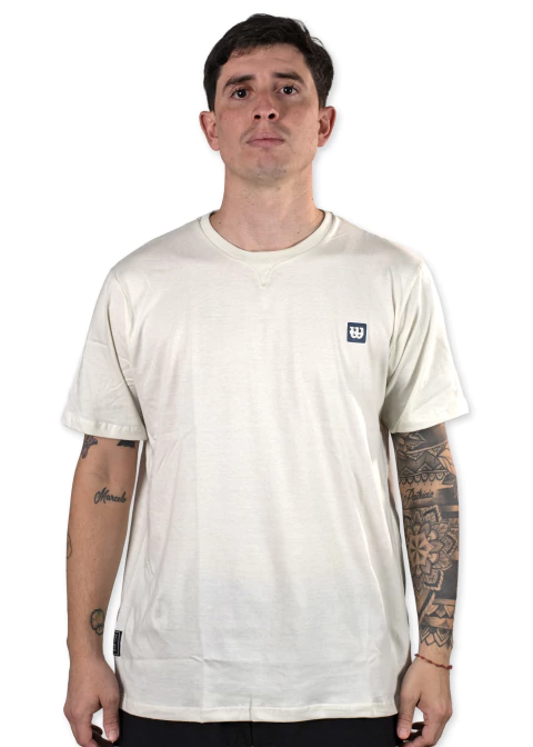 Remera de algodón blanca Wilson Training CCCLVII para hombre, modelo de manga corta, ideal para entrenamiento o uso casual.