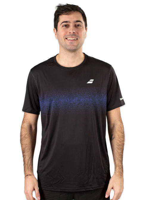 Hombre usando una remera Babolat Counter Vertuo negra con detalles en azul y logo en el pecho, ideal para tenis o pádel.