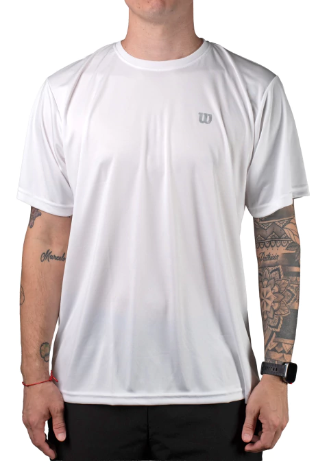 Hombre vistiendo remera dry fit Wilson Training CCCLXX color blanco, ideal para entrenamiento y actividades deportivas.