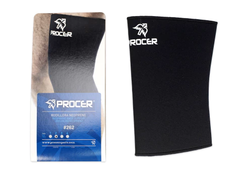 Rodillera de neoprene Procer lisa color negro, mostrada junto a su empaque original. Accesorio de protección deportiva ideal para la rodilla.