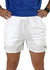 Hombre vistiendo el Short Babolat Vertuo III en color blanco