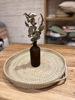 Florero Botella vidrio + ramo eucalipto + Bandeja fibras naturales - STOCK