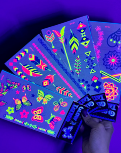 Tatuajes temporales neón (brillan con luz UV)