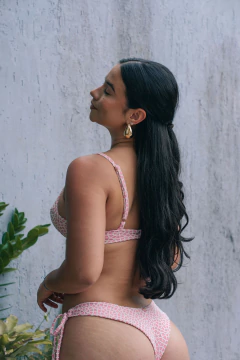 CALCINHA ASA DELTA AMARRAÇÃO CROCHET ROSA