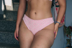 CALCINHA ASA DELTA LARGA CROCHET ROSA - Saurine Lingerie e Beachwear