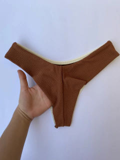 CALCINHA ASA DELTA FIO DUPLO MARROM E OFF - comprar online