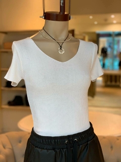 REMERA CUELLO V - comprar online