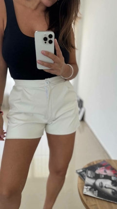 SHORT CUERINA CON PINZA - comprar online