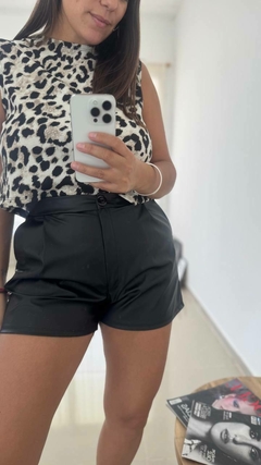 SHORT CUERINA CON PINZA en internet