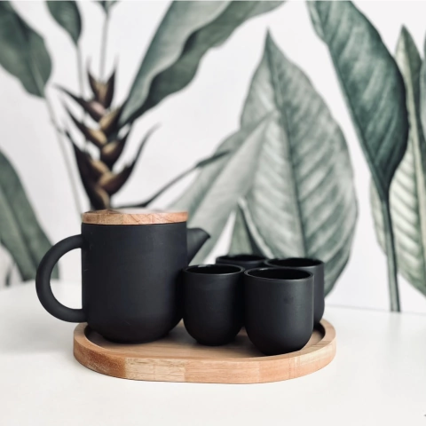 Té para cuatro en cerámica. Tetera y tazas en cerámica con bandeja y tapa de madera - comprar online