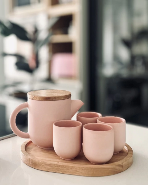 Té para cuatro en cerámica. Tetera y tazas en cerámica con bandeja y tapa de madera - comprar online
