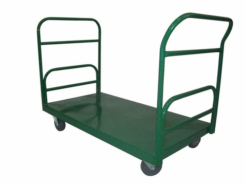 Carrinho plataforma verde com capacidade para 300 kg, equipado com duas abas laterais e rodas.