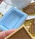 Molde de silicone azul para bolachinha de chocolate, com bolachas de chocolate ao fundo.