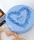 Molde de silicone em forma de coração com detalhes em relevo, ideal para confeitaria.