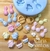 Molde de silicone com miniaturas de Páscoa, incluindo coelhos, ovos e cestas coloridas.