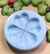 Molde de silicone em formato de trevo grande, de cor azul, com quatro cavidades para criar formas decorativas.