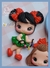 Molde de silicone decorativo com bonecas estilizadas, uma vestida de verde com laços vermelhos e outra com cabelo castanho.