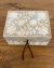 Caja de Té chica, Aleli blanca y gris / 4 divisorios