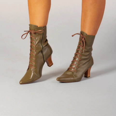 Bota de bico fino cadarço em Couro Verde - comprar online