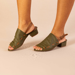 Sandália Avarca em couro verde - comprar online