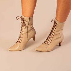 bota-bico-fino-em-couro-salto-cad-bg