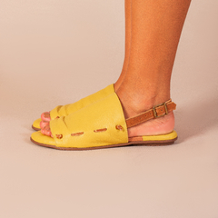 Rasteira Avarca em couro amarelo - comprar online