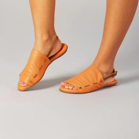 Rasteira Avarca em couro Coral - comprar online