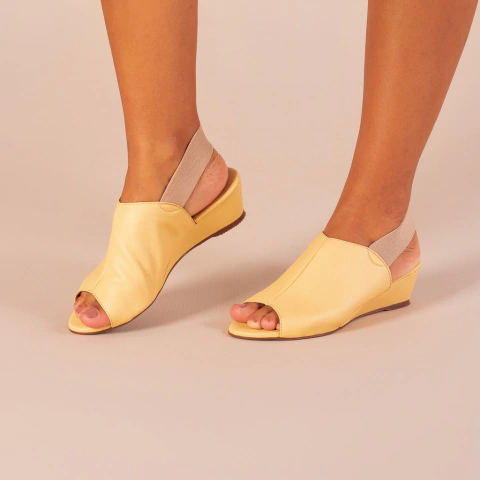 sandália-anabela-em-couro-amarela
