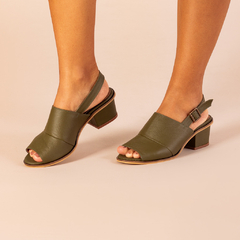sandália-feminina-em-couro-verde-em
